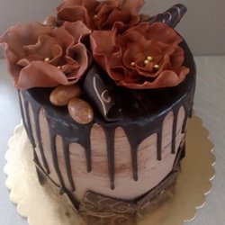 Čokoládový zvýšený dort s marcipánovými květy